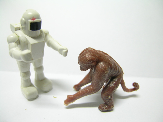 kontakt opice a robota s panáčky